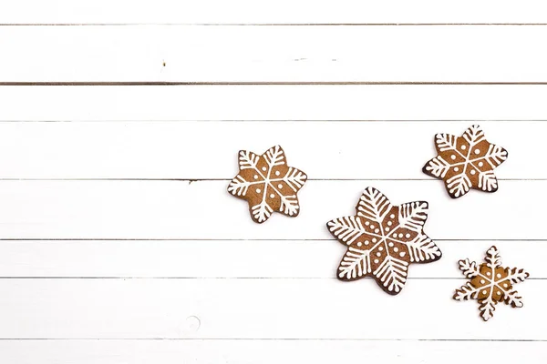 Weihnachten hausgemachte Lebkuchen Schneeflocken auf weißem Holz Backgr — Stockfoto