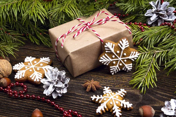 Coffret cadeau avec biscuits au pain d'épice faits maison de Noël sur t en bois — Photo