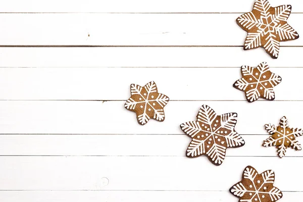 Weihnachten hausgemachte Lebkuchen Schneeflocken auf weißem Holz Backgr — Stockfoto
