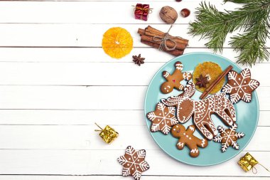 Çatal bıçak takımı ve Noel ev yapımı ginger ile festival Tablo ayarı