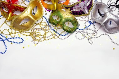 Maskeler, boncuk ve kopya alanı Festival karnaval arka plan.
