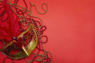 Carnivale maskesi üstündeki kırmızı arka plan ile. Kopya alanı.