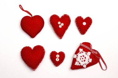 Beyaz arka planda kırmızı kalpler. Sevgililer Günü konsepti.