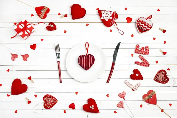 Slavnostní prostírání pro den svatého Valentýna s vidličku, nůž a h — Stock fotografie