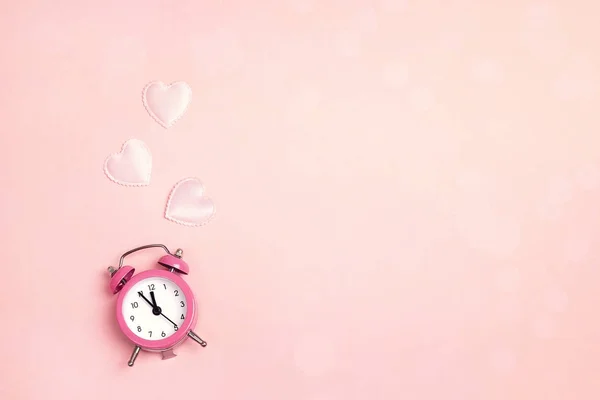 Φόντο με ροζ ρολόι συναγερμών και καρδιές σε ροζ. Τόπος για τ — Φωτογραφία Αρχείου