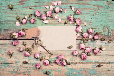 Boş kağıt kartı küçük pembe Gül ve vintage anahtar ile bir t