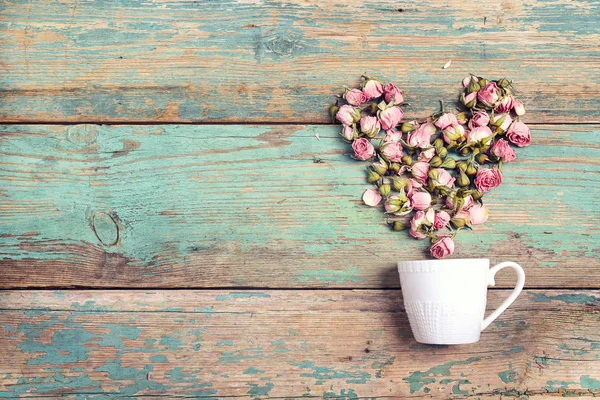 커피 컵 나오는 핑크색 장미 꽃에서 마음으로 — 스톡 사진