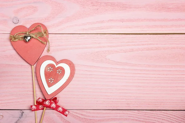 Cuori decorativi su sfondo di legno rosa. Spazio per il testo. Val — Foto Stock
