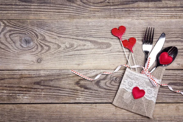 Tavola rustica per San Valentino con posate e cuori — Foto Stock