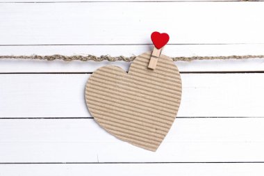 Boş kağıt kalp-kartı clothespins Beyaz ahşap ba üzerinde asılı