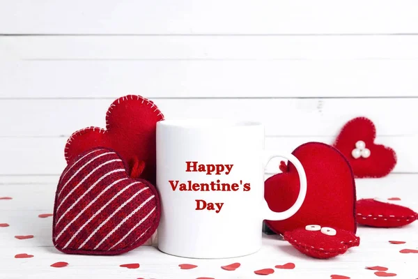 Кружка белого кофе с поздравлениями и декоративными красными сердцами . — стоковое фото