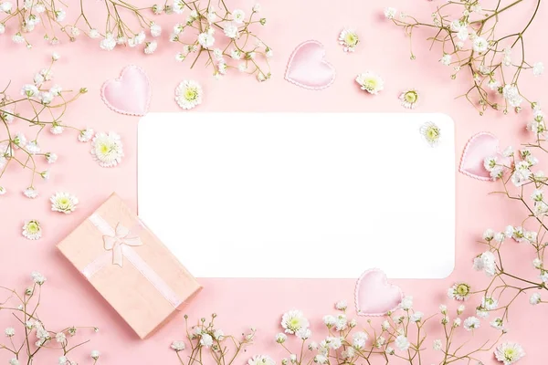 Carta di carta bianca con fiori di gypsophila e confezione regalo su ba rosa — Foto Stock