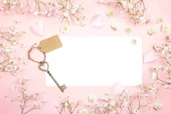 Carta Carta Bianca Con Fiori Gypsophila Chiave Vintage Sfondo Rosa — Foto Stock