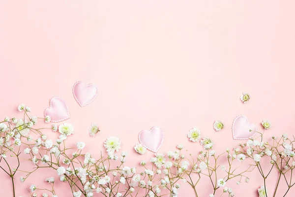 Fundo rosa com flores de gypsophila e corações. Espaço para te — Fotografia de Stock