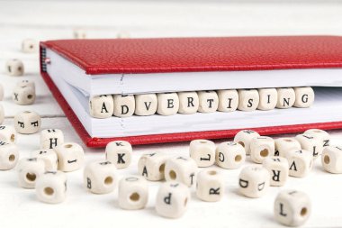 Word not defterinde ahşap bloklar üzerinde ahşap yazılmış reklam 