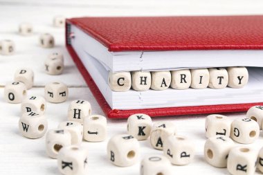 Word not defterinde ahşap bloklar üzerinde beyaz woode yazılmış sadaka