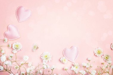 Gypsophila çiçek ve kalpleri ile pembe arka plan. Te için alan