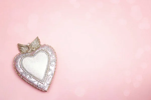 Corazón decorativo con alas sobre fondo rosa. Espacio para texto . — Foto de Stock
