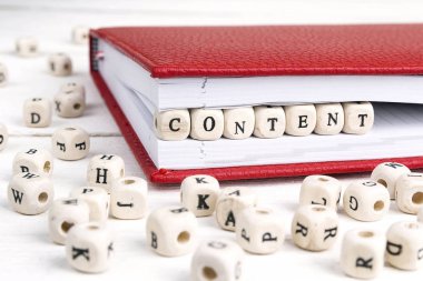 Word kırmızı defter ahşap bloklar üzerinde beyaz w yazılmış içerik