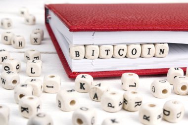 Bitcoin kırmızı defter ahşap bloklar üzerinde beyaz w yazılmış kelime