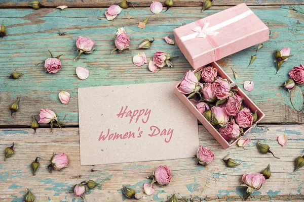 Mensaje de saludo del Día de la Mujer con pequeñas rosas rosadas en una caja en — Foto de Stock