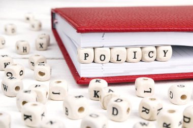 Word kırmızı defter ahşap bloklar üzerinde beyaz wo yazılmış İlkesi