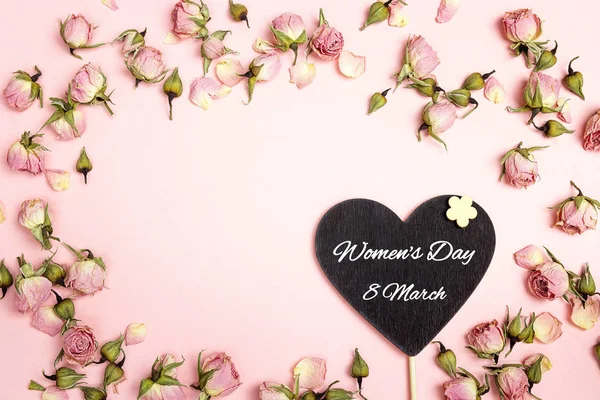 Mensagem de saudação do Dia da Mulher no quadro negro do coração com pequena seca — Fotografia de Stock