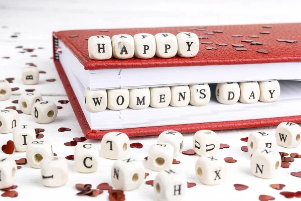 Dia da Mulher mensagem de saudação escrito em blocos de madeira em vermelho não — Fotografia de Stock