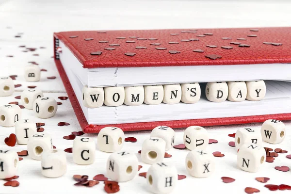 Dia da Mulher mensagem de saudação escrito em blocos de madeira em vermelho não — Fotografia de Stock