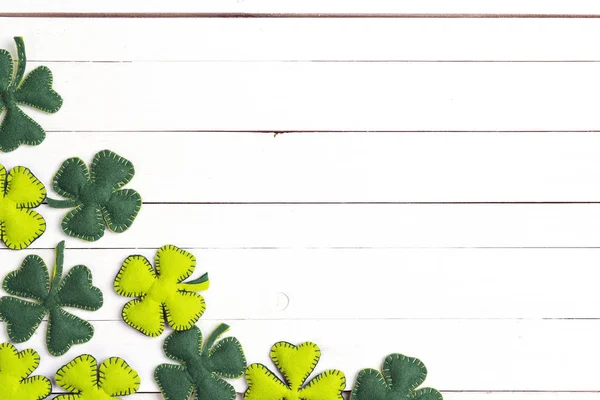 St.Patrick de dag achtergrond met vilt klavertje vier op wit — Stockfoto