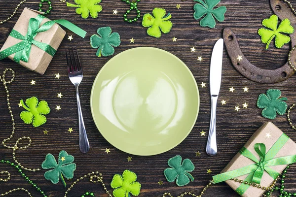 Festive table setting for St.Patrick's day with cutlery and luck — Stock Photo, Image