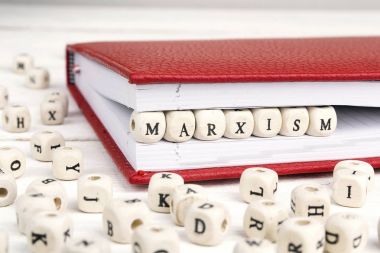 Word kırmızı defter ahşap bloklar üzerinde beyaz w yazılmış Marksizm