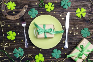 St.Patrick'ın gün tablo çatal ve şanslı sembolleri ile ayarlama