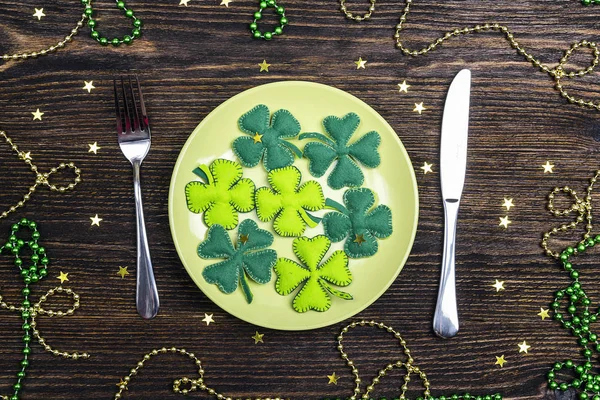 St.Patrick'ın gün tablo çatal ve keçe yonca Reaply ile ayarlama