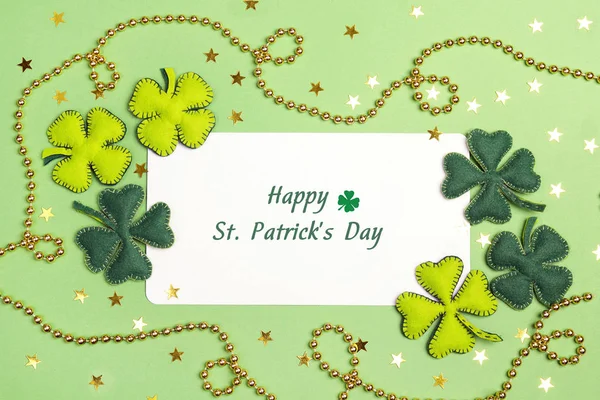 St.Patrick 's hari ucapan kartu dengan daun semanggi merasa hijau — Stok Foto