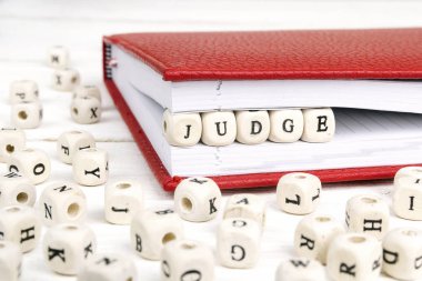 Word kırmızı defter ahşap bloklar üzerine beyaz yazılı yargıç woo