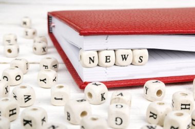 Word kırmızı defter ahşap bloklar halinde beyaz tahtaya yazılan Haberler