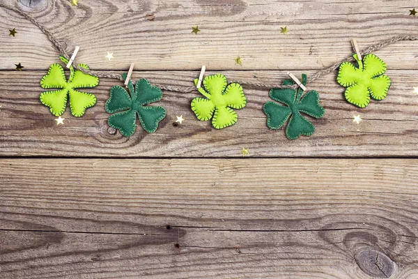 Bordure de feutre trèfle à quatre feuilles sur vieux fond en bois. St.Pat — Photo