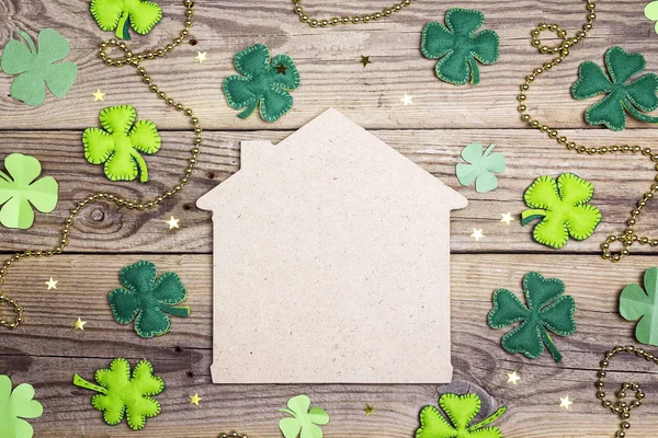 Štěstí domů symbol s čtyři leaf clover na dřevěné pozadí. Co — Stock fotografie