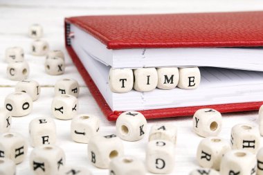 Word kırmızı defter ahşap bloklar halinde beyaz ahşap üzerine yazıldığı Tarih