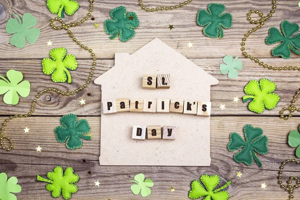 St.Patrick's day home symbole avec trèfle feuilles sur fond en bois — Photo