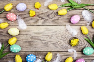Paskalya renkli yumurta, tüyler ve Lale eski ahşap çerçeveli