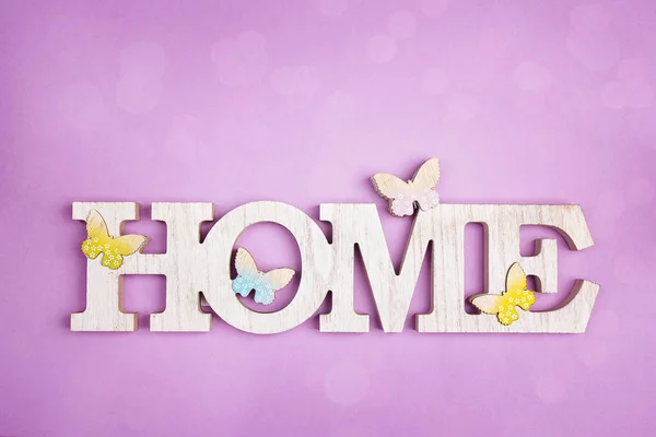 Декоративное слово Home with butterflies on a violet background. Со — стоковое фото