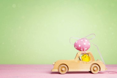 G çatı ve hatun sürücü Easter egg ile ahşap oyuncak araba