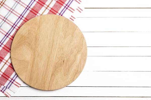 Cutting board with napkin on white wooden table. Top view mock u — Stock Photo, Image