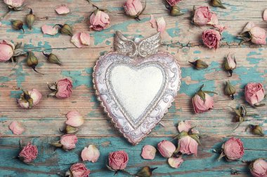 Turkuaz eski wo küçük gül çiçekleri ile dekoratif kalp