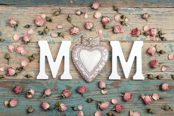 Dia das mães fundo com letras e pequenas rosas cor-de-rosa no velho — Fotografia de Stock