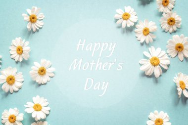Anneler Günü tebrik mesajı chamomiles çerçeve ile. Düz tabaka, 