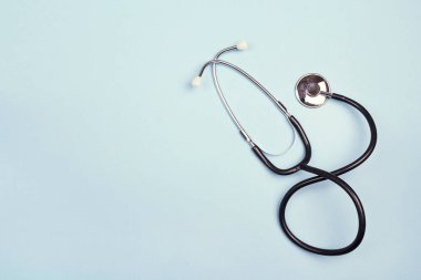 Stetoskop en iyi manzara mavi zemin üzerine. Yat ve sp kopyalayın