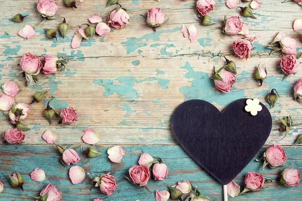 심장-칠판 청록색 오래 된 wo에 작은 장미 꽃 — 스톡 사진